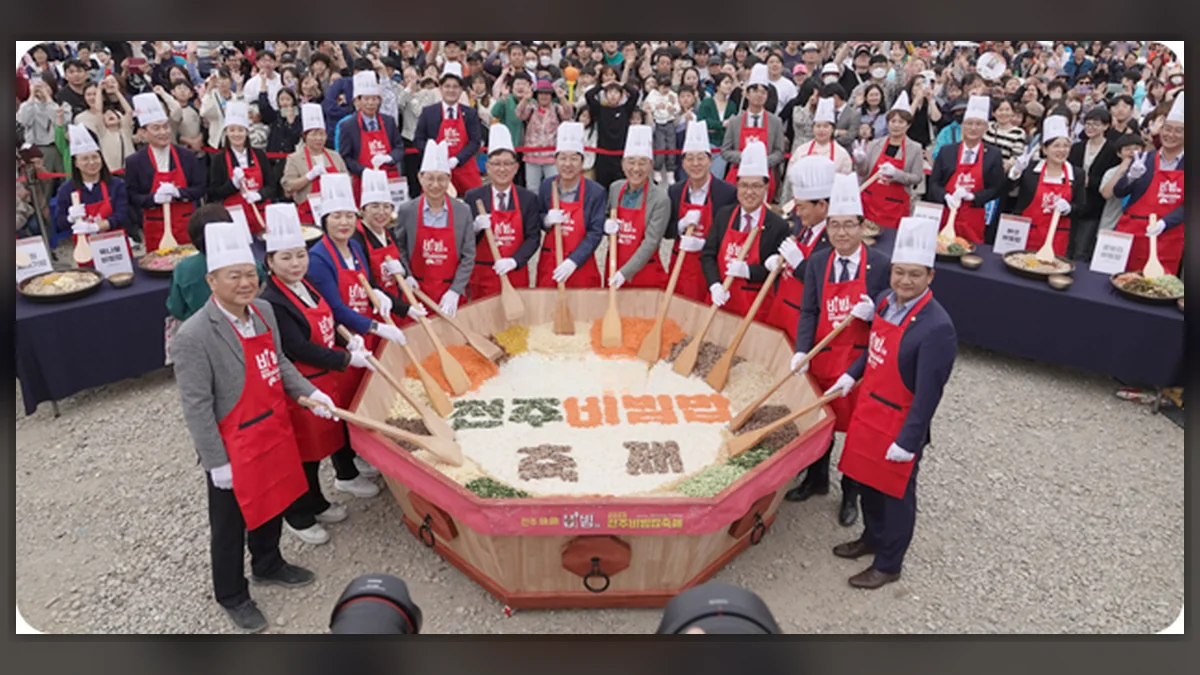 3미터 대형 놋그릇에서 주걱을 쥐고 다 함께 비빔밥을 비비는 전주비빔밥축제 대형 비빔 퍼포먼스 현장