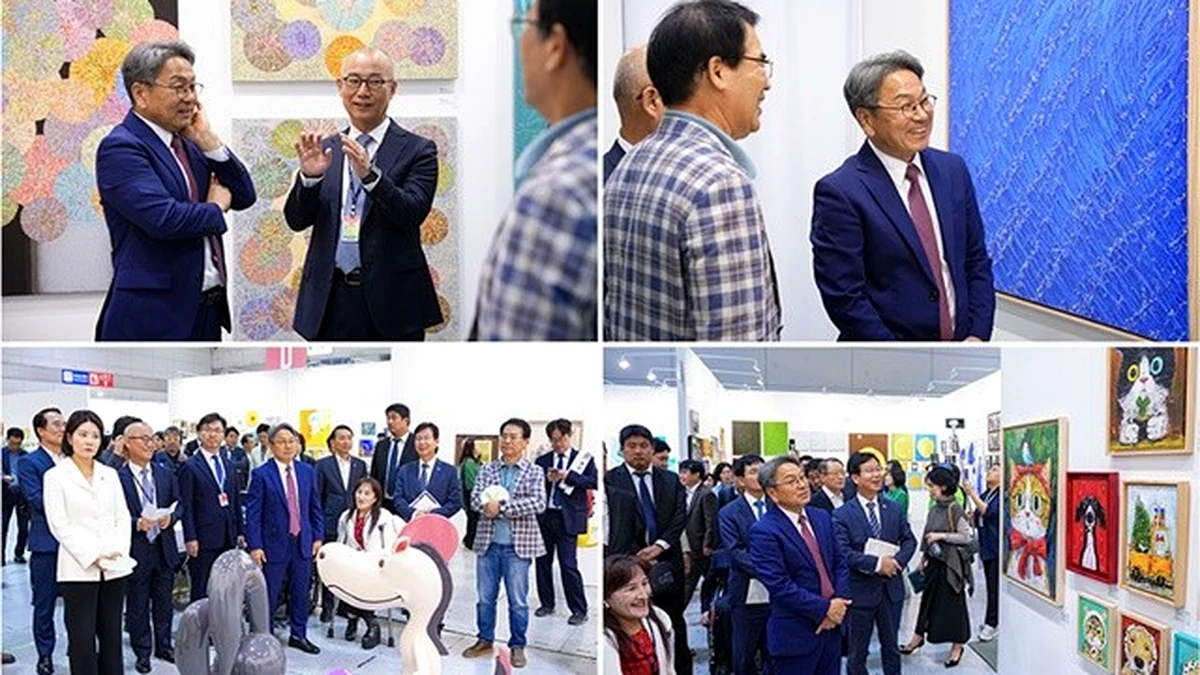 광주국제아트페어 전시 작품을 관람하는 방문객들